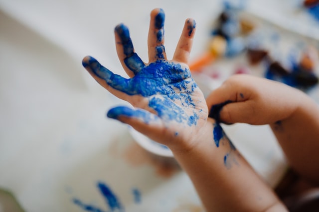 Lapsen käsi sininen maalista