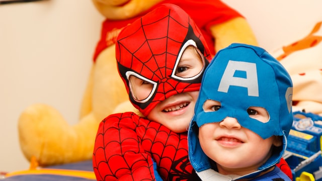 Kaksi lasta pukeutunut supersankariasuun