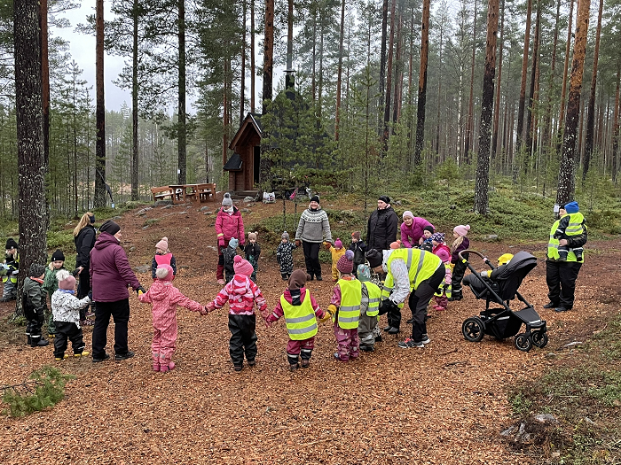 Perhepäivähoitajat kodalla.